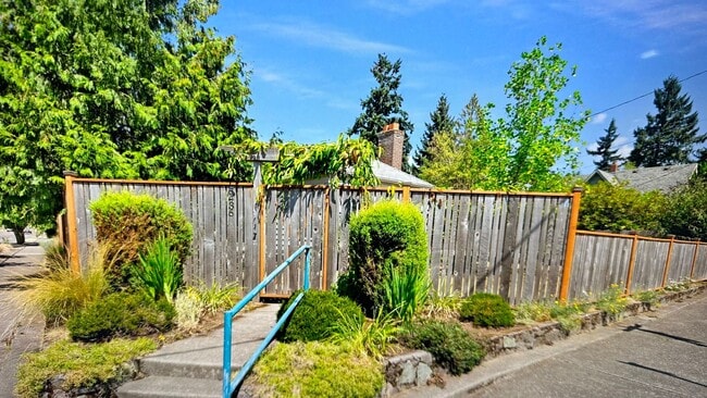 Building Photo - Stunning 3 bed/2bath remodeled home, with full ADU! Pets ok Move in Special!