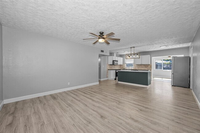 Building Photo - 839 13th Ave SW