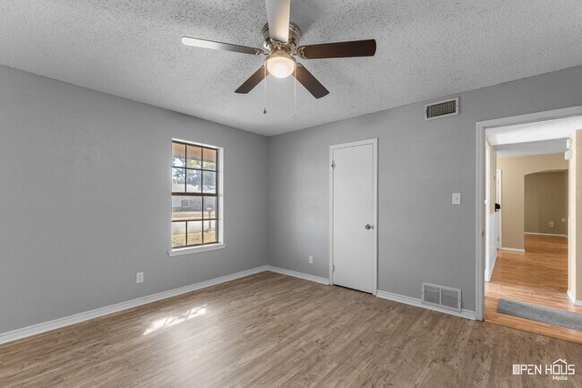 Building Photo - 216 Dirks Dr