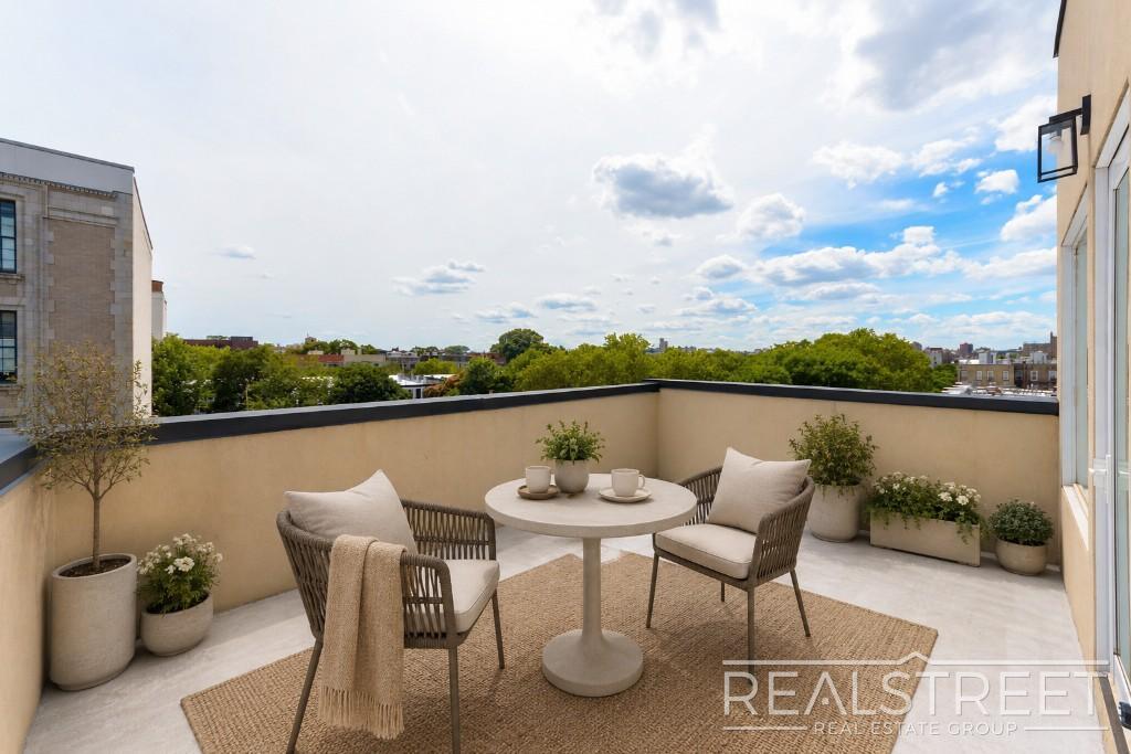 Building Photo - 2 Bed/ 2 Bath Penthouse Private roof deck