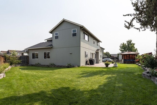 Building Photo - Gorgeous home at end of cul-de-sac with RV parking and views