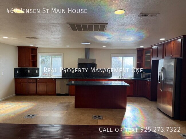 Building Photo - 469 Jensen St