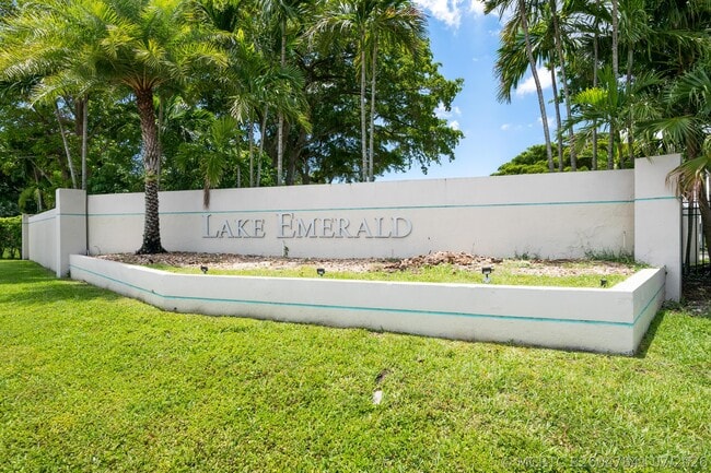 Building Photo - 105 Lake Emerald Dr