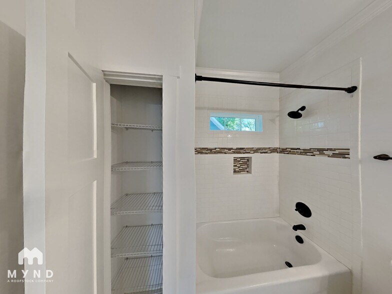 Building Photo - 1837 Umstead St