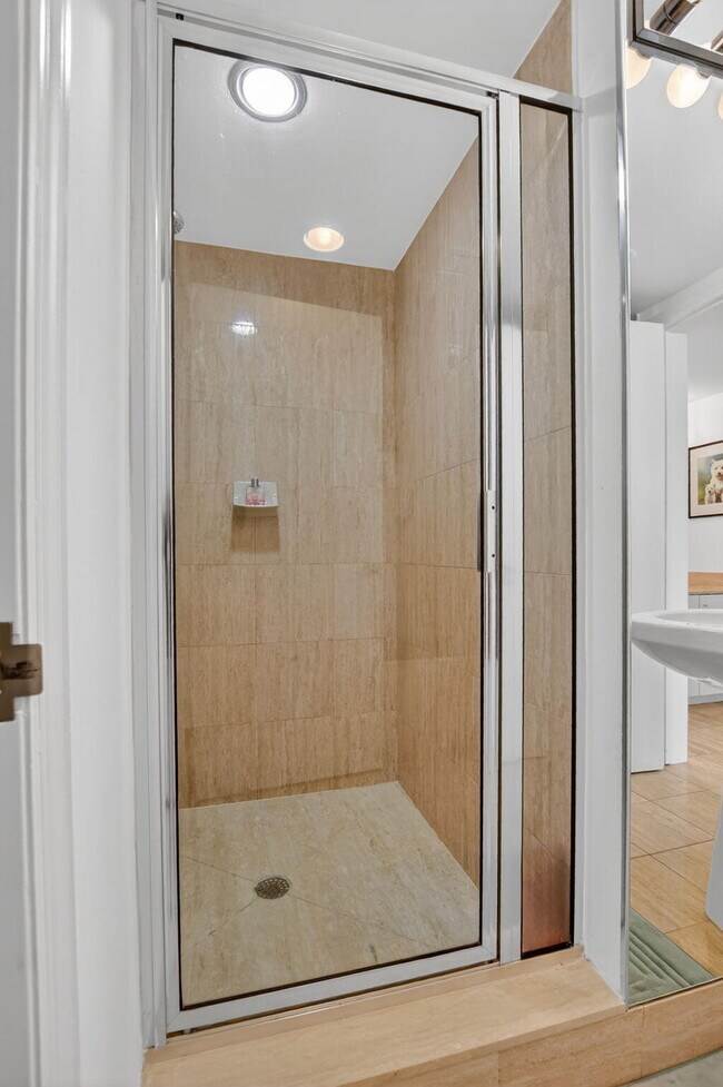 Building Photo - 120 SE 5th Ave