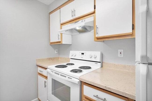 Building Photo - 2 Bedroom townhome with Washer and Dryer INSIDE! Available soon!!