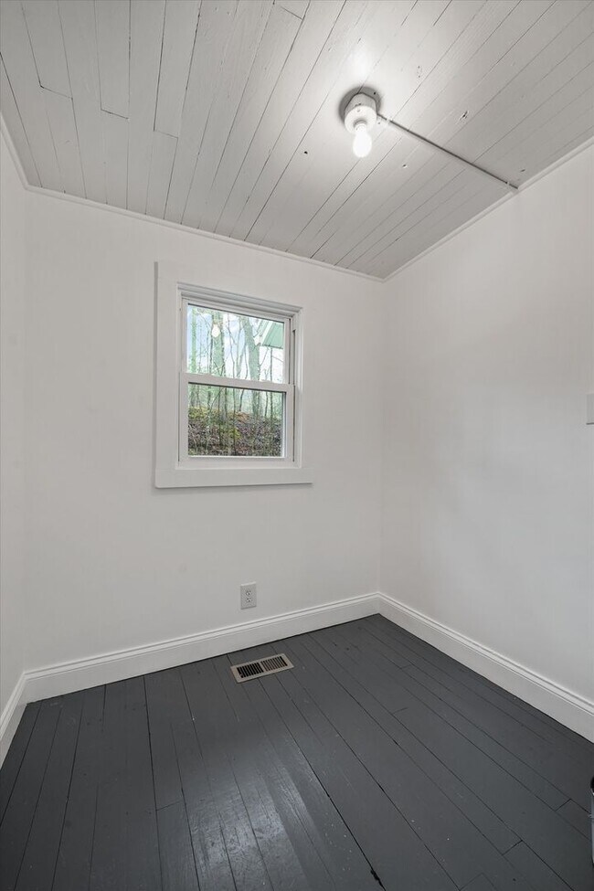 Building Photo - Harriman 37748 - Charming 2-bedroom, 1.5-bathroom Home nestled on 3.8 acres of woods - Contact Ch...