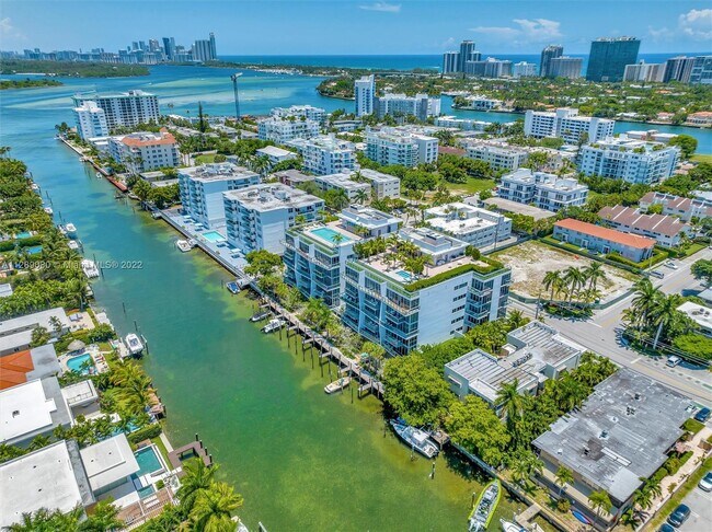 Building Photo - 9940 W Bay Harbor Dr