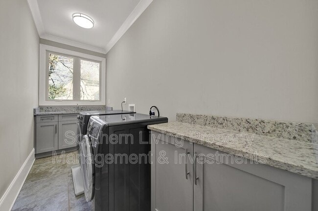 Building Photo - 2011 Sharon Ave