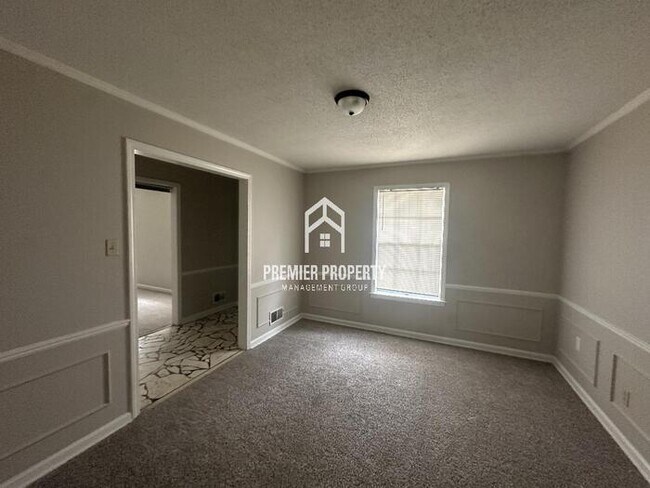 Building Photo - 2777 Chiswood St