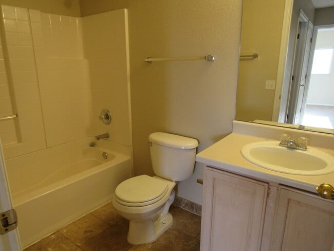 Building Photo - Duplex style townhome in Fox Run -Walking ...