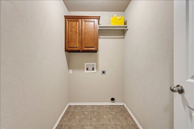 Building Photo - Adorable Cozy Home in Yukon (Mustang Schools)