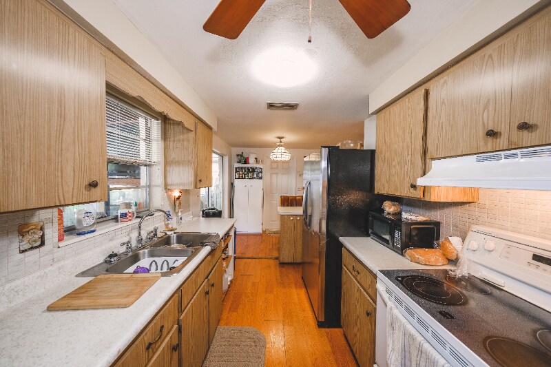 Building Photo - 408 Pinewood Ave