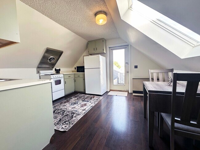 Building Photo - 13 Center St