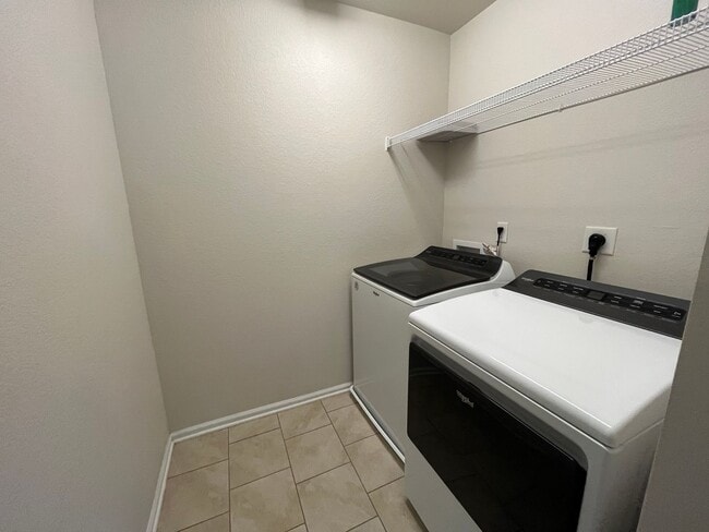 Building Photo - 1845 Tinker Dr