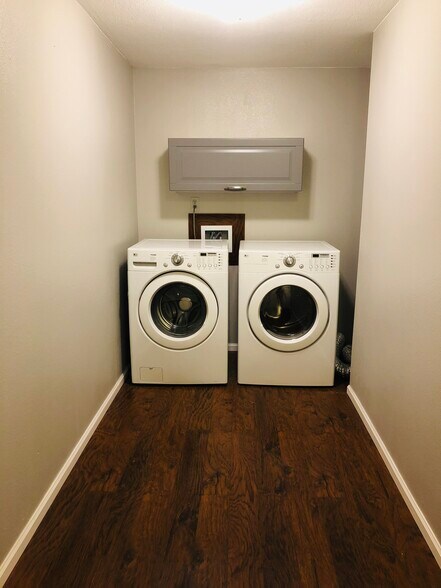 Washer Dryer/Laundry Room With Strage - 422 Wright St