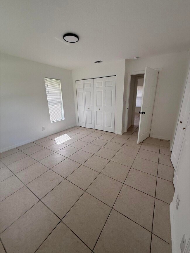 Building Photo - 1215 Hyacinth Pl