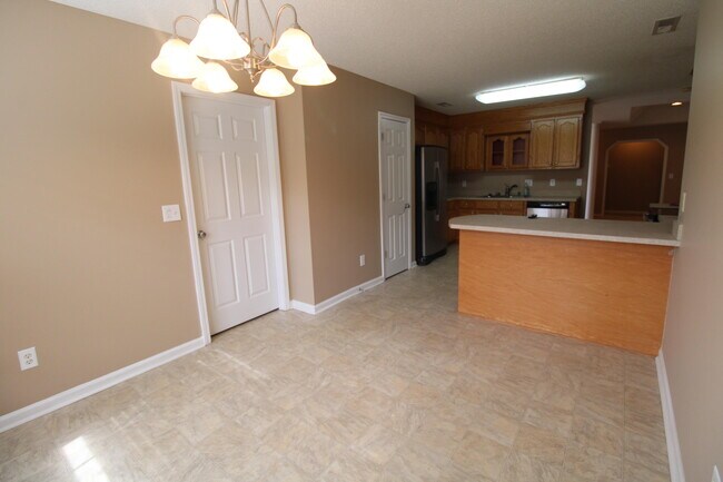 Building Photo - 2105 Hobbit Way