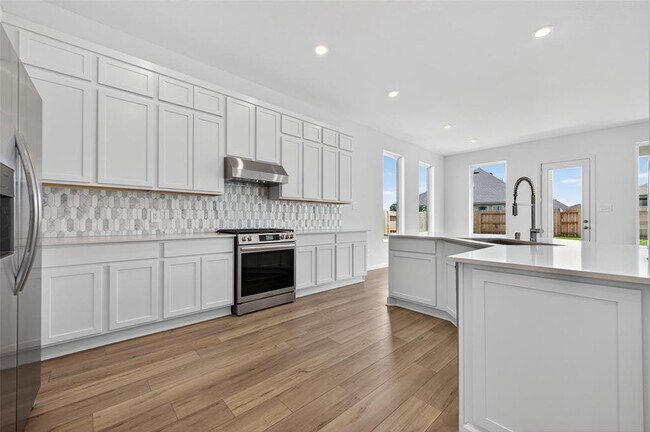Building Photo - 32006 Medallion Oaks Trl