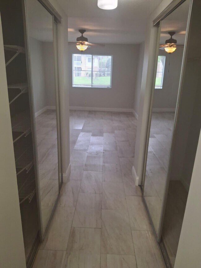 Building Photo - 9833 Westview Dr