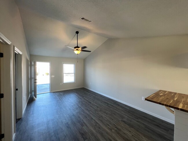 Building Photo - 185 Lanier Dr