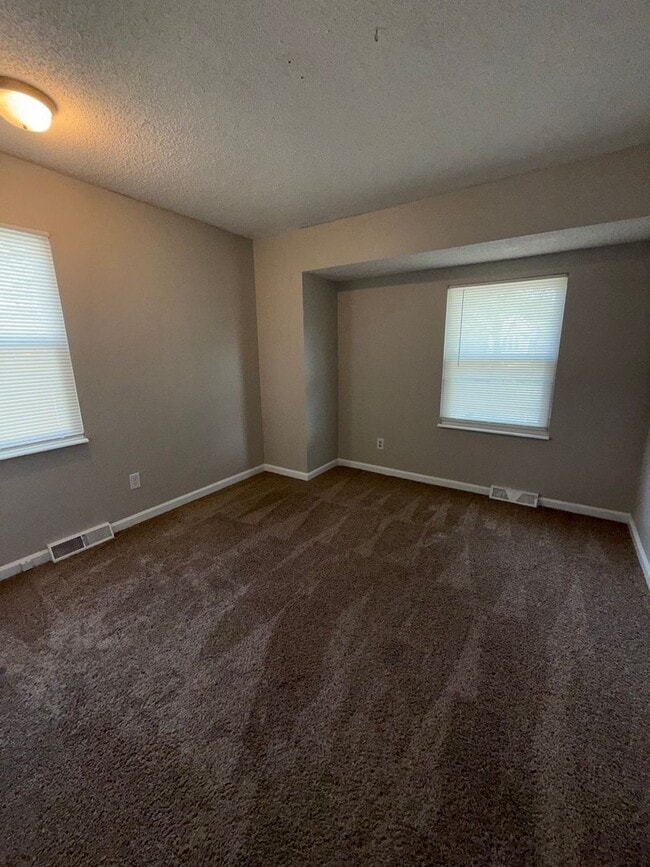Building Photo - Spacious 3 Bedroom Home with Finished Base...