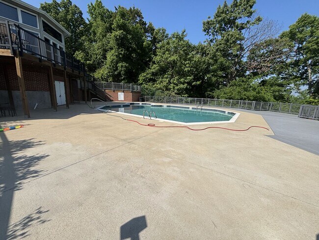 Building Photo - Ground floor 2 bed condo with no neighbors above or below