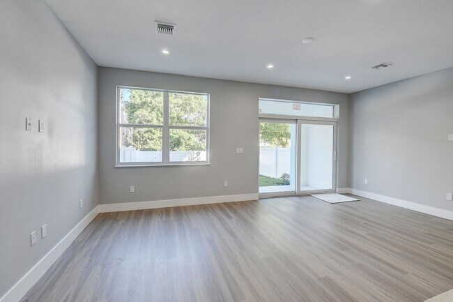 Building Photo - Frederick Isles Townhomes - Delray Beach