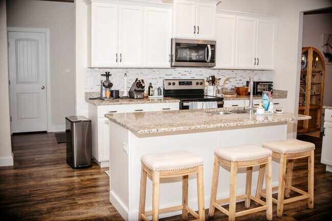 Building Photo - 220 Callie Dr