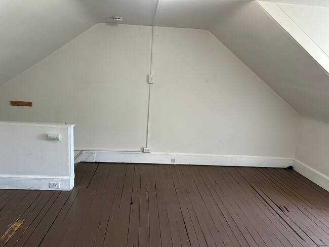 Building Photo - Welcoming 3 Bedroom in Lancaster City