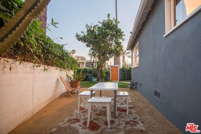 Building Photo - 2422 Abbot Kinney Blvd