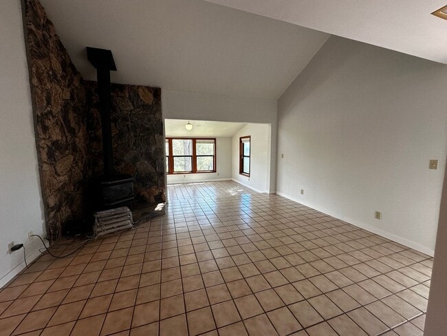 Building Photo - Spacious 4 bedroom, 3 bathroom home