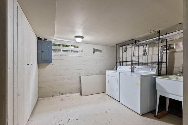 Building Photo - 3bd/1.75ba Seattle Home