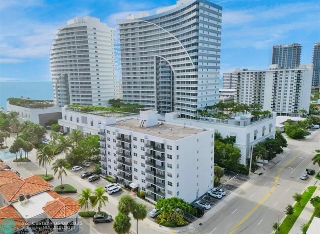 Building Photo - 3000 Riomar St