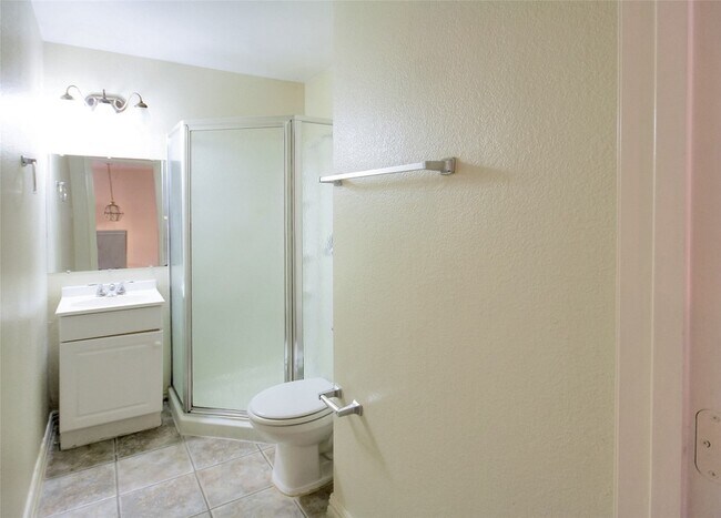 Building Photo - 624 Forest Hill Dr