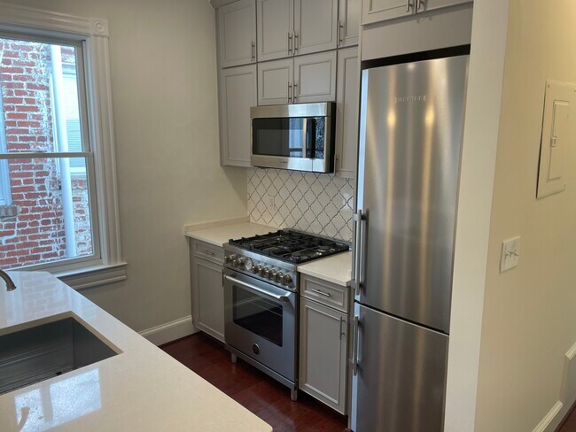 Building Photo - 1654A Avon