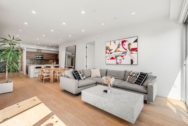 Building Photo - 855 N Croft Ave