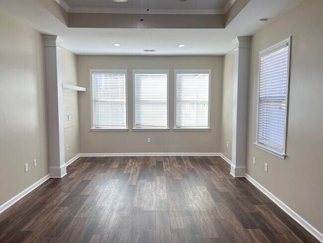 Building Photo - Beautiful Home w/Lots of Extras