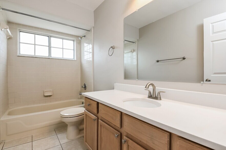 Building Photo - 2603 Spring Hill Dr