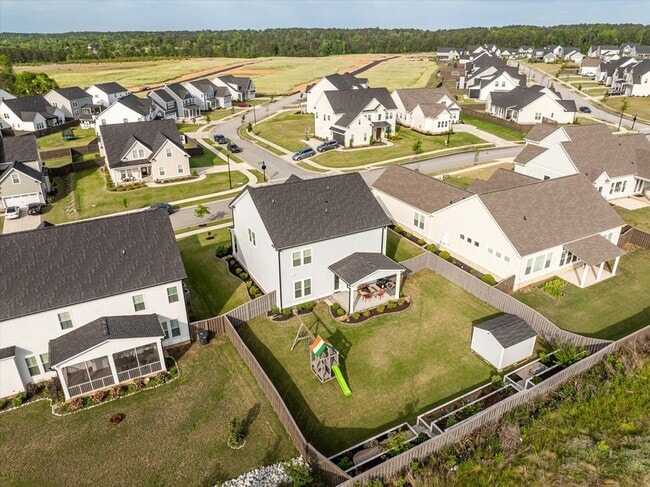 Building Photo - 3067 Rosewood Dr