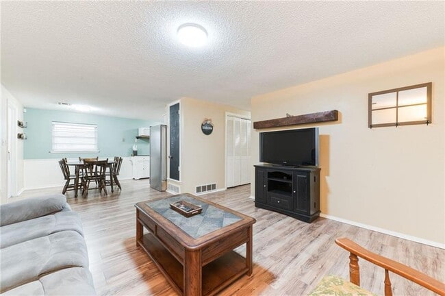 Building Photo - 3 Bed 1 Bath 1 Car in Bethany, OK PC Schools