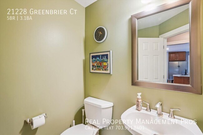 Building Photo - 21228 Greenbrier Ct