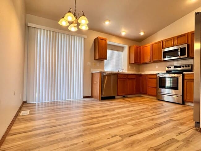 Building Photo - 2800 Fayette~Close to Park, Split Bedroom ...