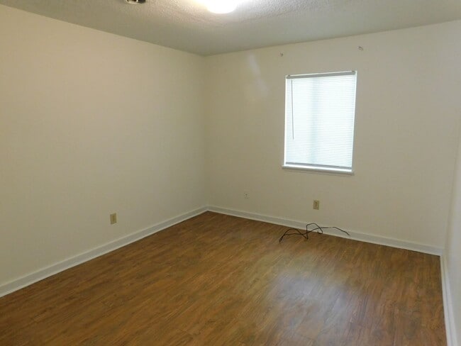 Building Photo - Affordable Gem!