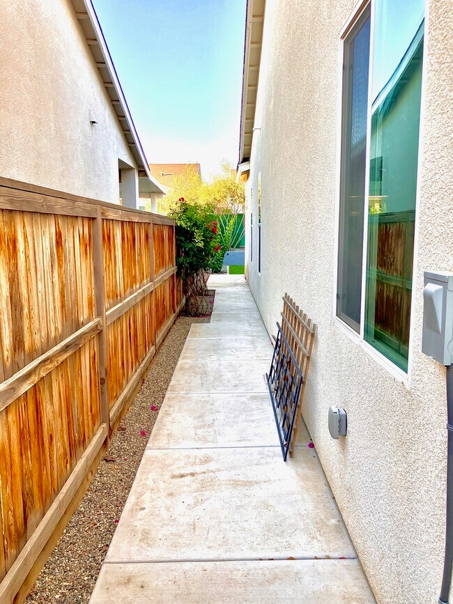 Building Photo - 9207 Manor Forest Ln