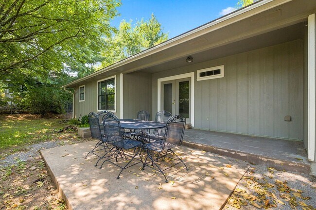 Building Photo - Spacious 3 Bed, 2 Bath Home with Fenced Backyard on Fayetteville's East Side
