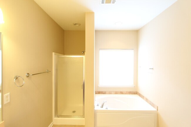 Building Photo - Homewood Area - Oxmoor Glen - Minutes to D...