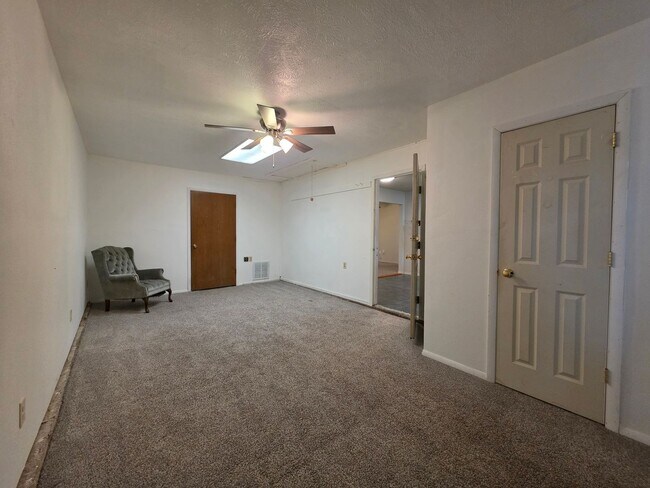 Building Photo - Cute 4 bedroom home in Shawnee