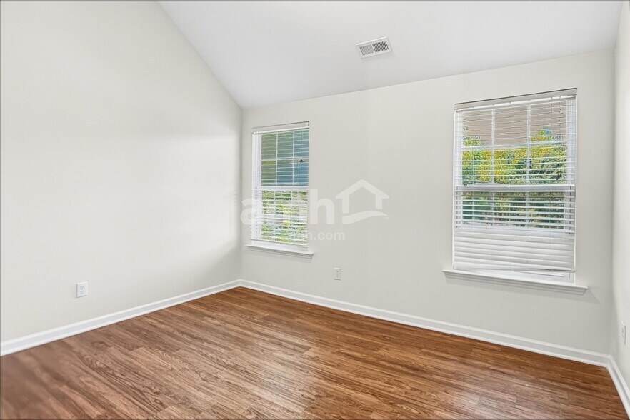 Building Photo - 1010 Golden Crest Dr