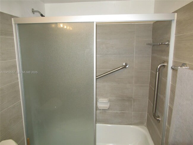 Building Photo - 581 Blue Heron Dr